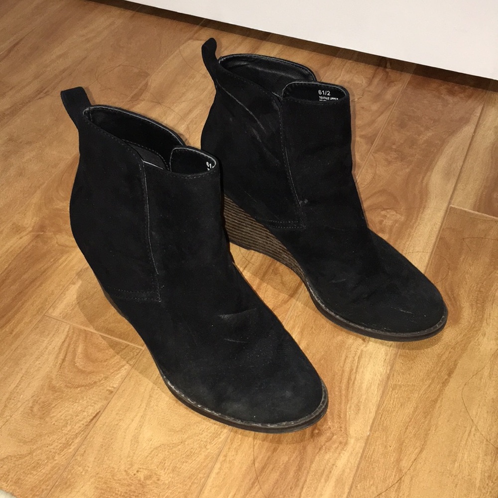 Cute black heeled booties